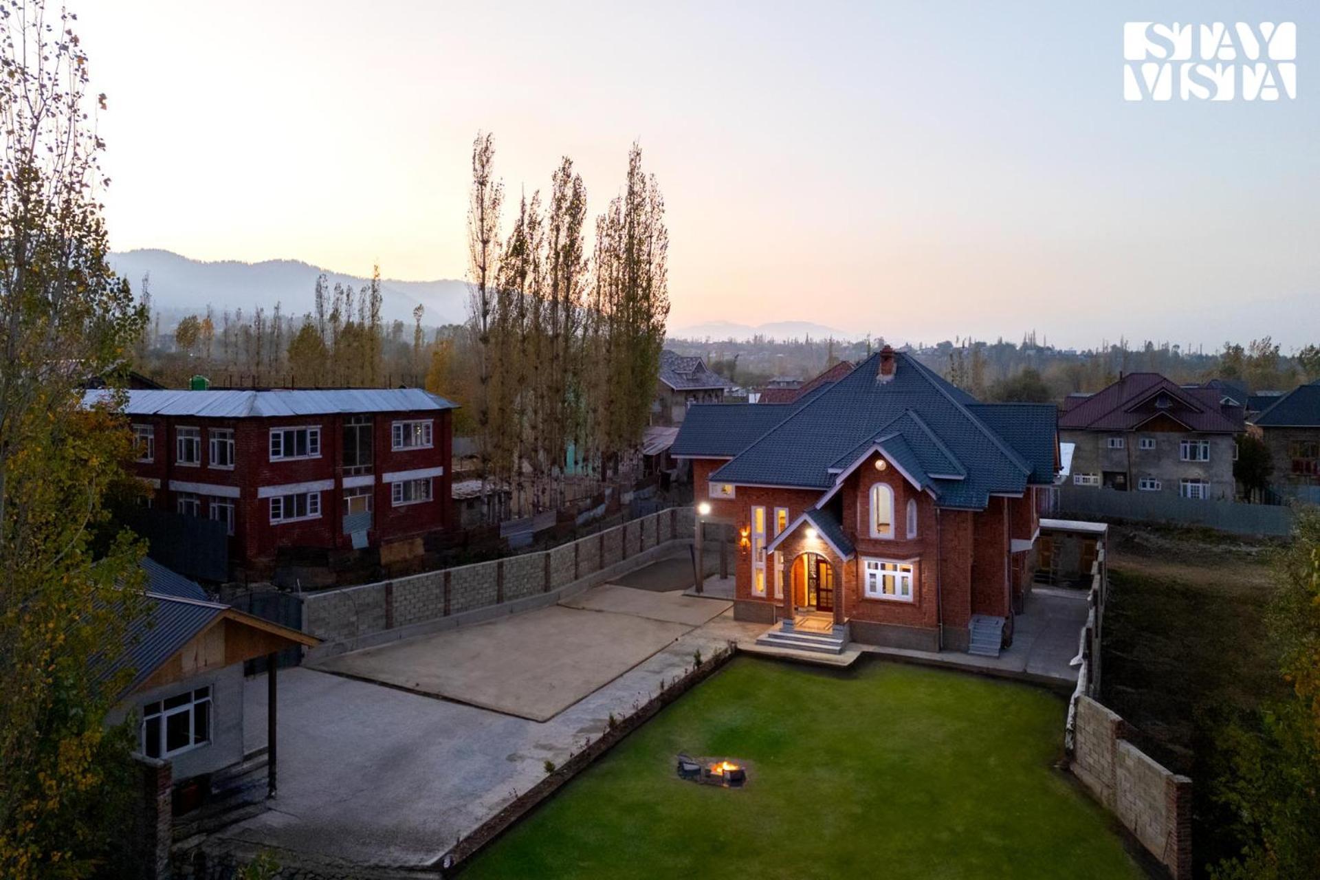 Stayvista At Shehjar With Mountain View, Garden Tangmarg 외부 사진